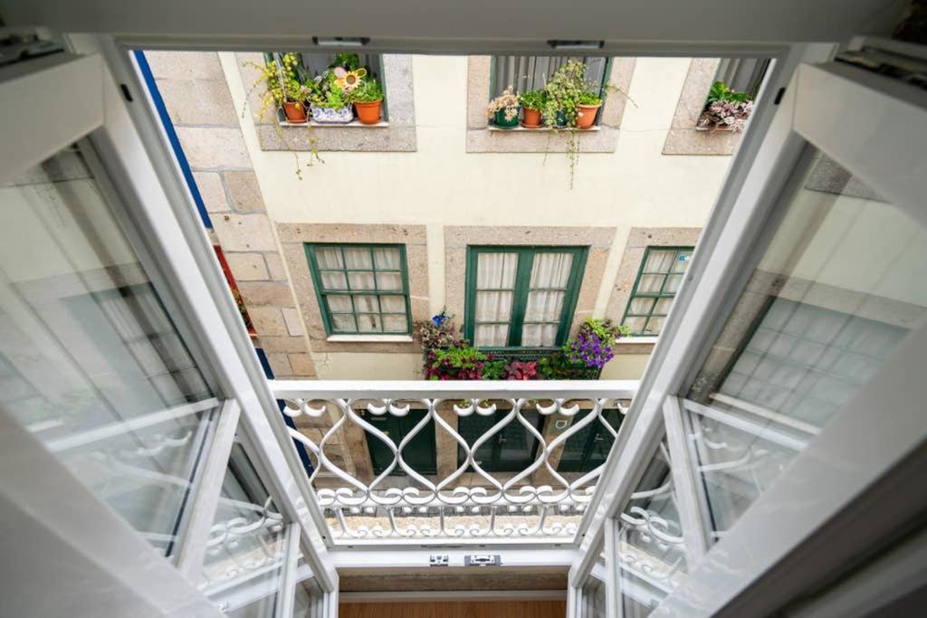 uma vista superior de uma varanda com vasos de plantas em Sé with Love- Sinta Braga como ela é. em Braga