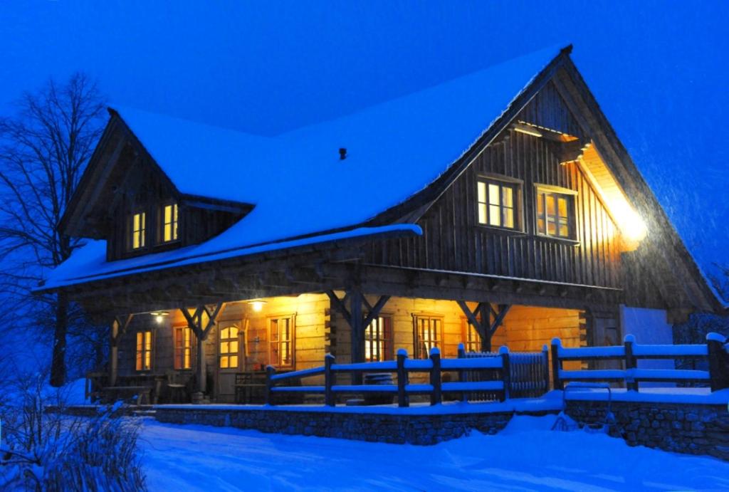 een huis in de sneeuw 's nachts bij Urlaub am Bauernhof Höbarten in Sankt Anton an der Jessnitz