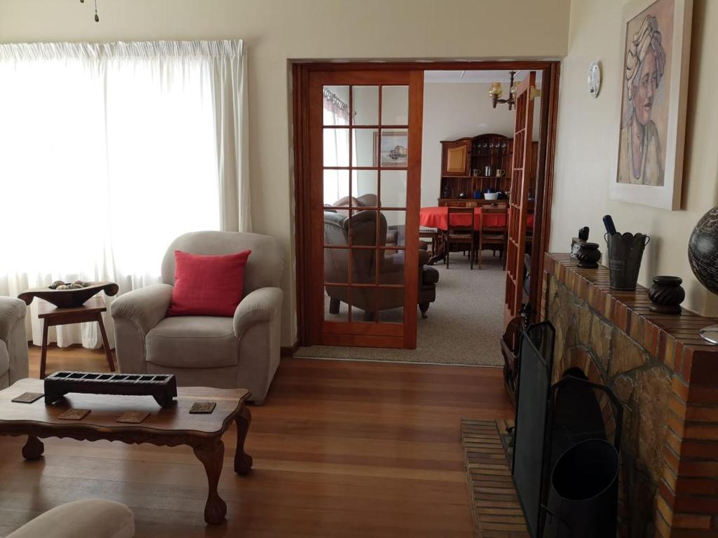 un soggiorno con divano e TV di DKC Accommodation a Sutherland