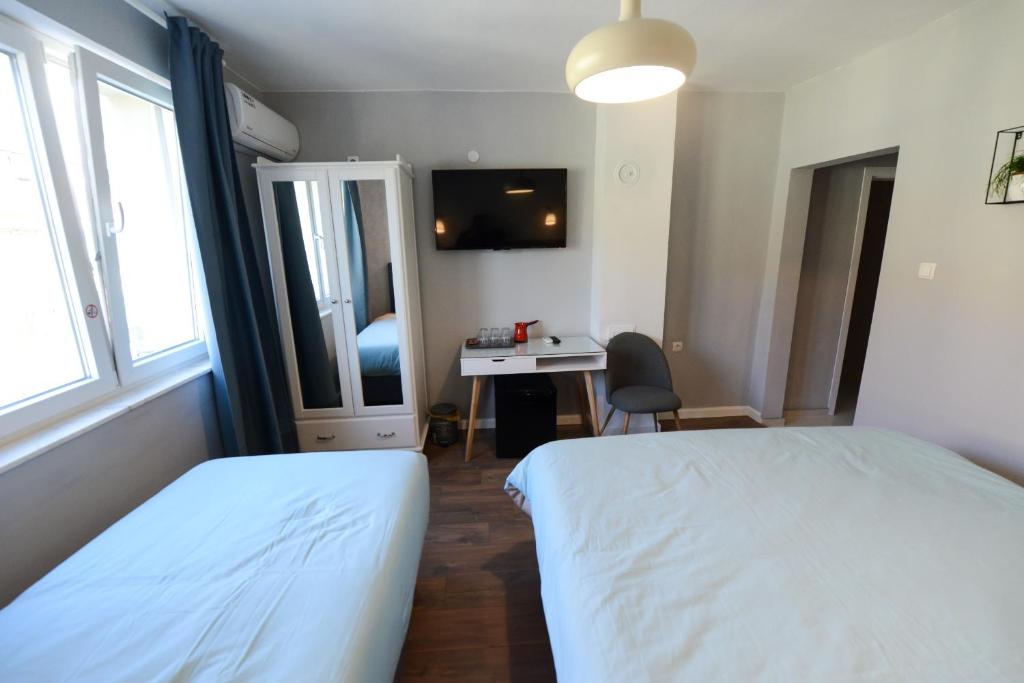 Skopje Arch Residence - Triple Room With Private Bathroom