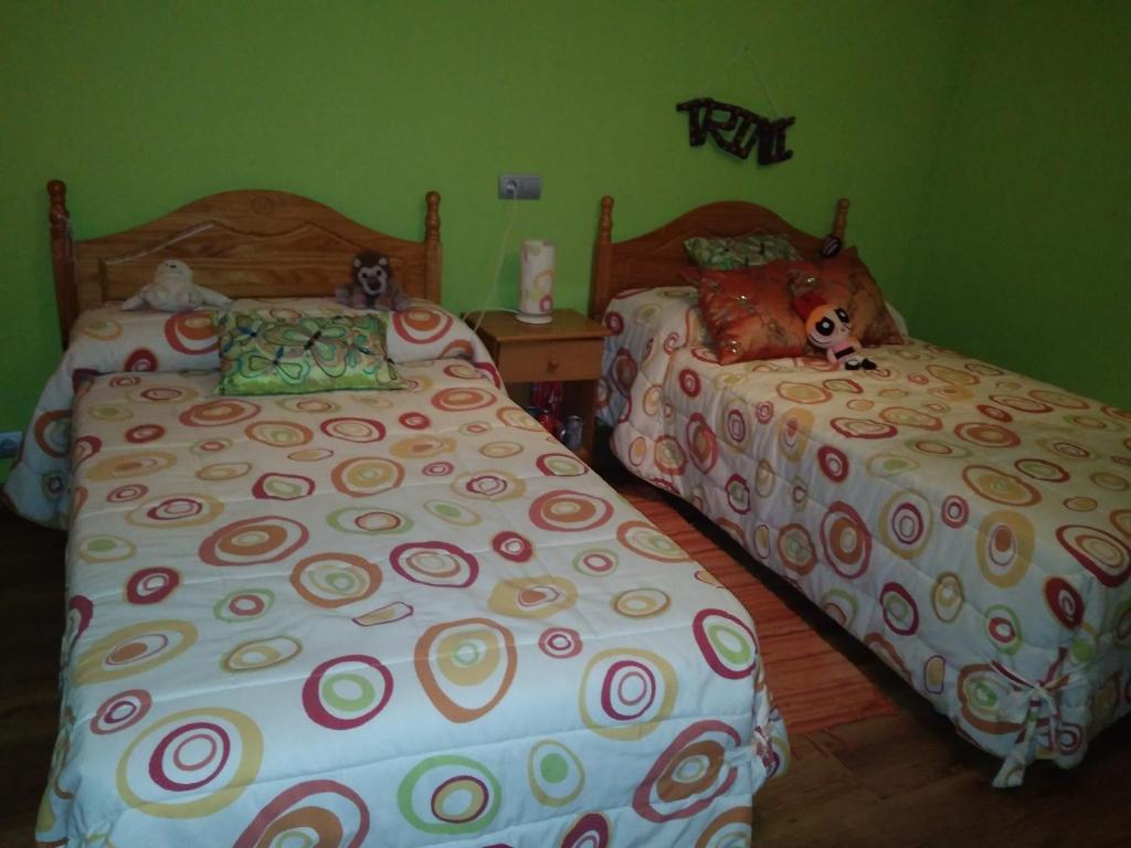 dos camas sentadas una al lado de la otra en un dormitorio en Loja centro. en Loja