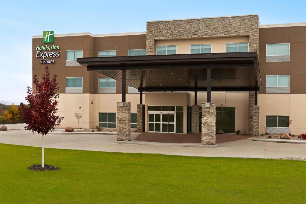 un bâtiment avec un auvent à l'extérieur d'un hôpital dans l'établissement Holiday Inn Express & Suites - Beaver Dam, an IHG Hotel, à Beaver Dam