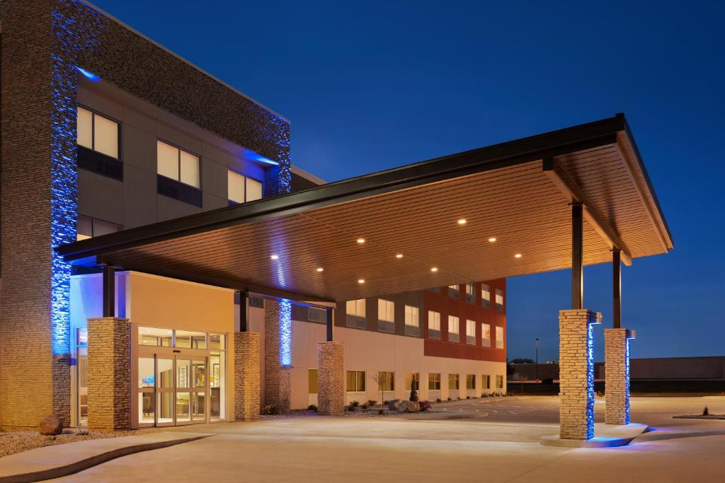 Holiday Inn Express & Suites - Beaver Dam by IHG - Housity