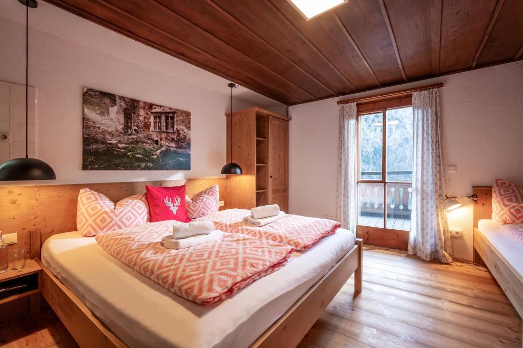 Postel nebo postele na pokoji v ubytování Berg'k'hof Kaisertal - Alpine Hideaway