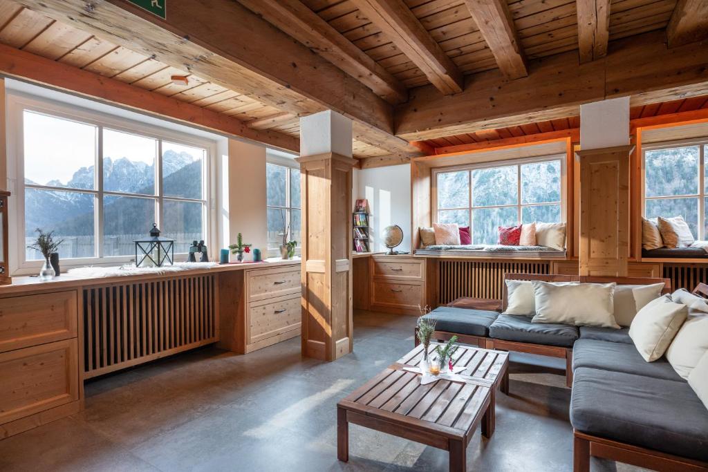 Posezení v ubytování Berg'k'hof Kaisertal - Alpine Hideaway