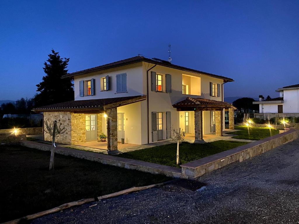 uma casa grande à noite com luzes em Il Cerro em Arezzo