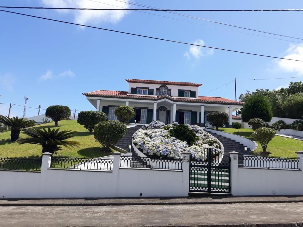 una recinzione bianca di fronte a una casa di Ramal House a Nordeste