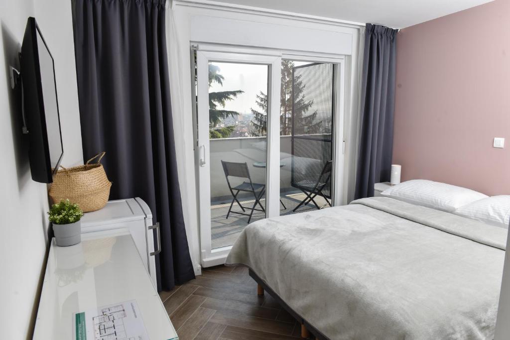 Voodi või voodid majutusasutuse Rooms at Zajčeva 34 toas