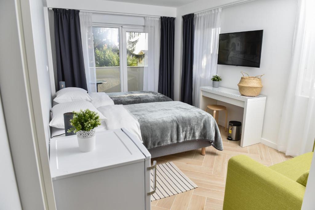 Voodi või voodid majutusasutuse Rooms at Zajčeva 34 toas