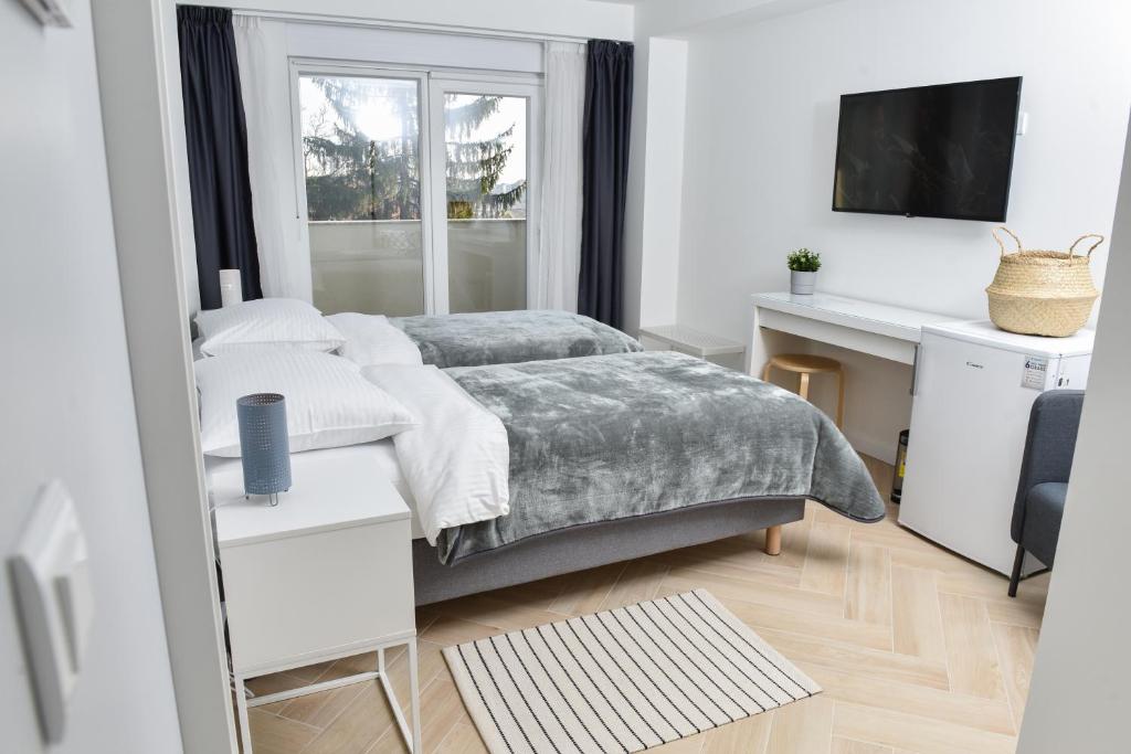 Voodi või voodid majutusasutuse Rooms at Zajčeva 34 toas