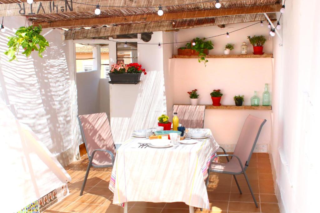 een eetkamer met een tafel en stoelen bij Casa Quintero Valencia Playa Cabañal in Valencia