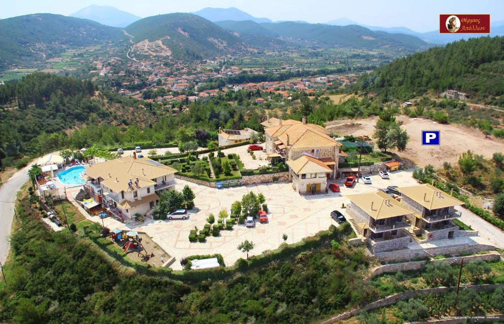 una vista aérea de una casa con un complejo en Thermios Apollon en Thermo