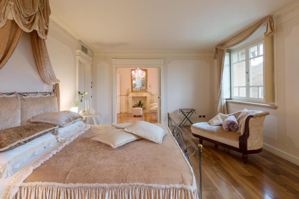 Łóżko lub łóżka w pokoju w obiekcie Villa Caiano - Luxury In Tuscany