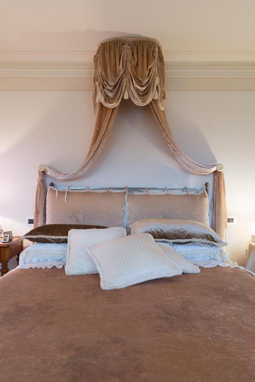 Łóżko lub łóżka w pokoju w obiekcie Villa Caiano - Luxury In Tuscany
