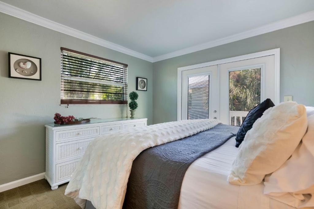 邁爾斯堡海灘的住宿－#1 Island Hideaway，一间卧室设有一张床和一个窗口