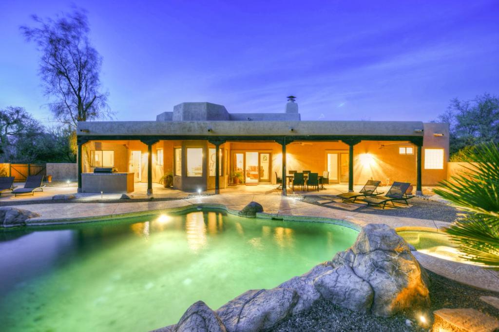 une maison avec une piscine en face de celle-ci dans l'établissement Rincon Shadows, à Tucson