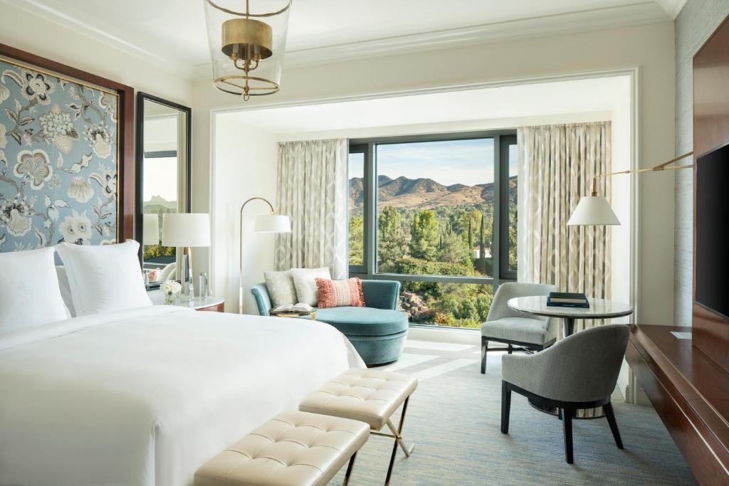 een hotelkamer met een bed en een groot raam bij Four Seasons Hotel Westlake Village in Westlake Village