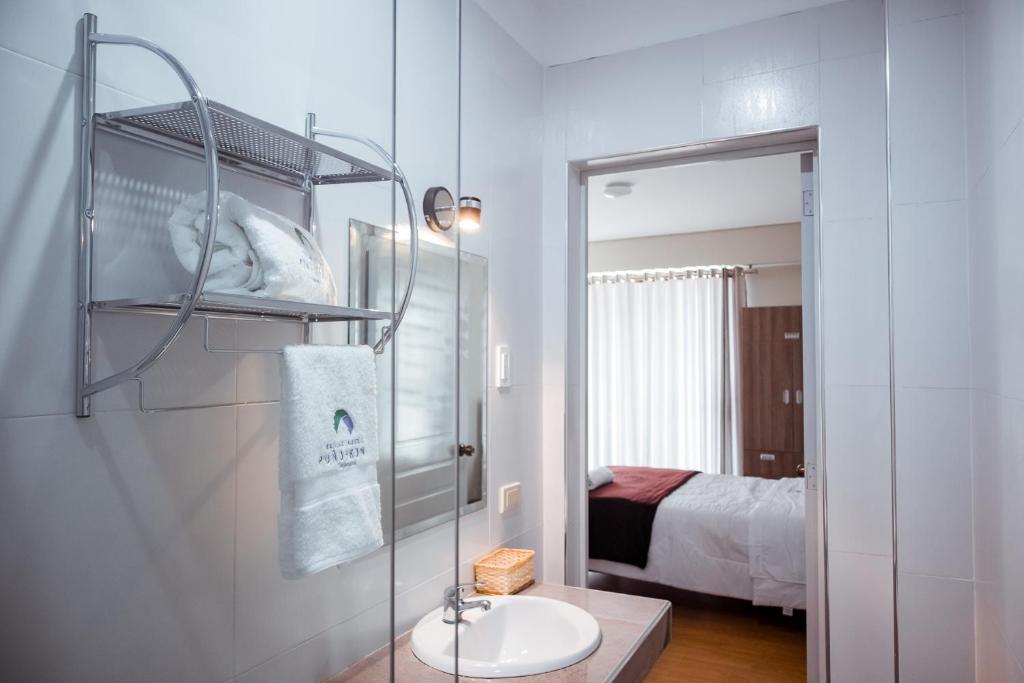 ein Badezimmer mit Waschbecken und Spiegel in der Unterkunft Hotel Puñuykuna - Cajamarca in Cajamarca
