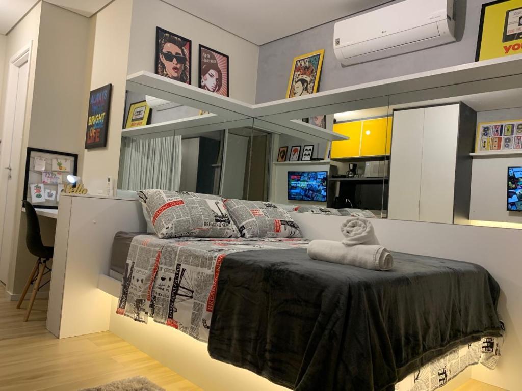 1 dormitorio con 1 cama en una habitación en (810 UA) Lindo Studio com estacionamento e internet !, en São Paulo