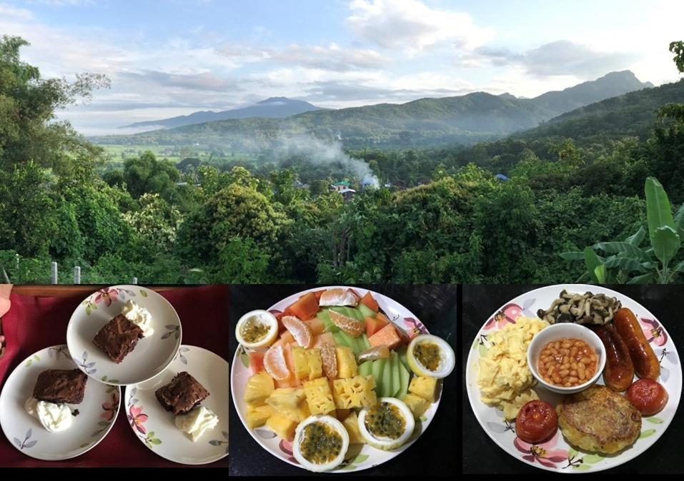 Pua Tranquil Vista Homestay في بوا: طبقين من الطعام على طاولة مطلة