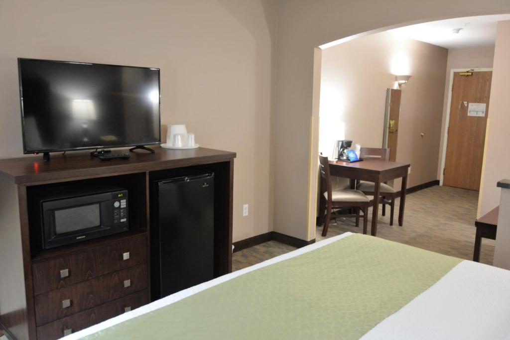 TV a/nebo společenská místnost v ubytování FairBridge Inn & Suites DuPont