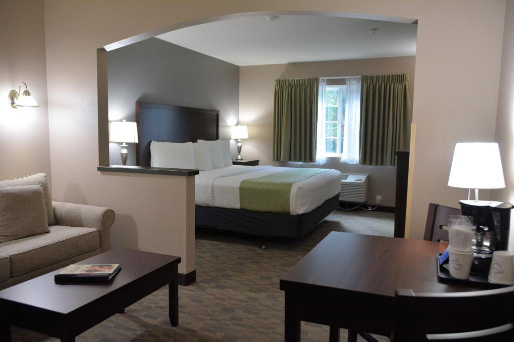FairBridge Inn & Suites DuPont - King Room Met Slaapbank
