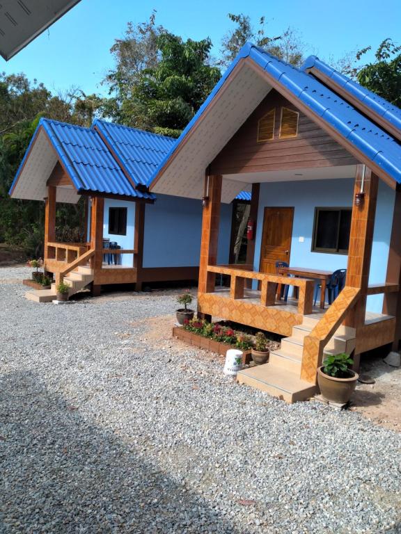 ein kleines Haus mit blauem Dach in der Unterkunft Yahle Villa เยห์เล่วิลล่า in Chao Lao Beach