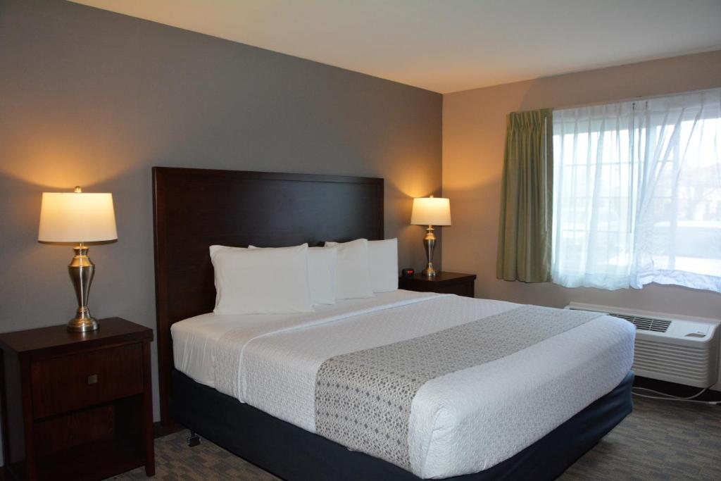 FairBridge Inn & Suites DuPont - Executive King Room
