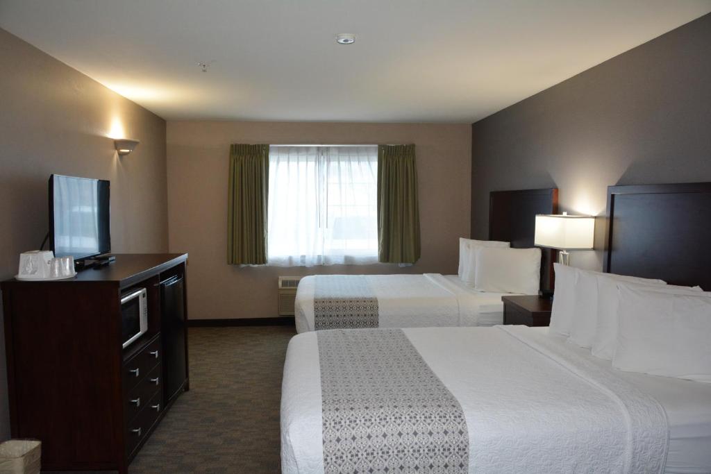 FairBridge Inn & Suites DuPont - Deluxe Queen Room Met Twee Queen Bedden