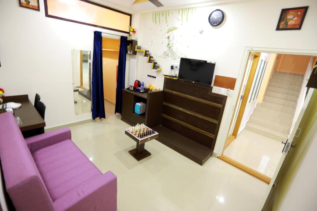 TV a/nebo společenská místnost v ubytování Base9 Cochin Airport Hotel