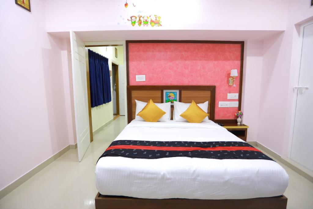 Postel nebo postele na pokoji v ubytování Base9 Cochin Airport Hotel