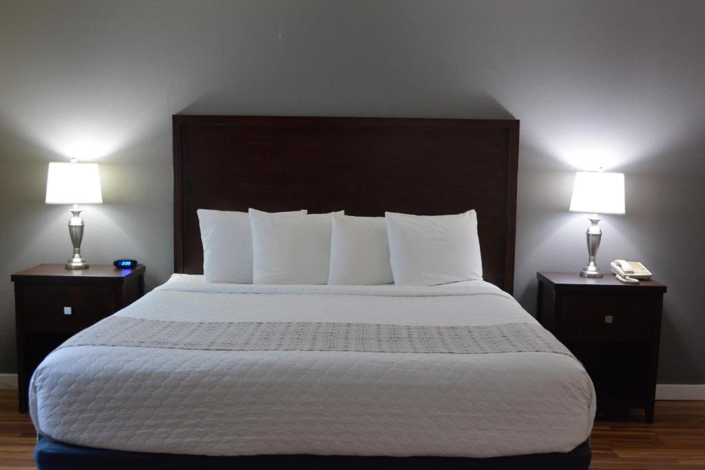 Postel nebo postele na pokoji v ubytování FairBridge Inn & Suites DuPont