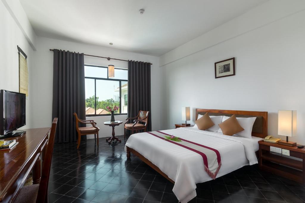 Postel nebo postele na pokoji v ubytování Kingdom Angkor Hotel