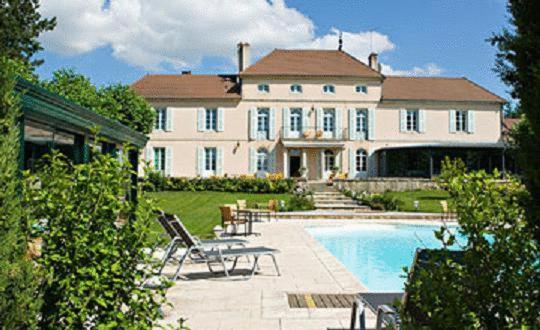 une grande maison avec une piscine en face de celle-ci dans l'établissement Chateau Du Mont Joly, à Sampans