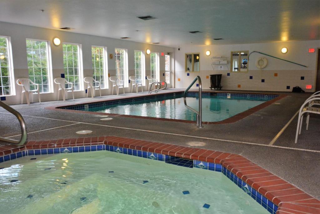 Bazén v ubytování FairBridge Inn & Suites DuPont nebo v jeho okolí