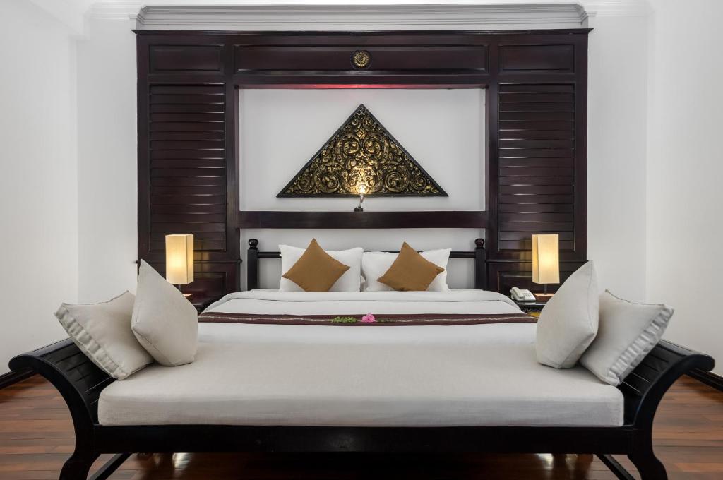 Postel nebo postele na pokoji v ubytování Kingdom Angkor Hotel
