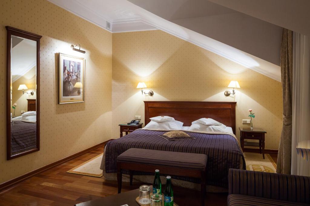 Postel nebo postele na pokoji v ubytování Hotel Branicki
