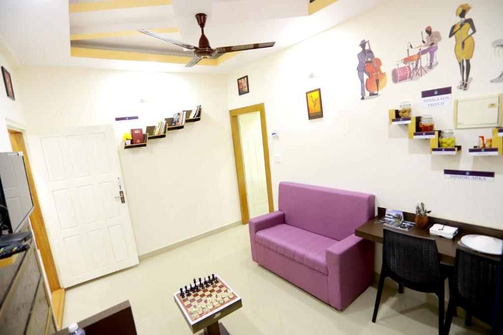 Posezení v ubytování Base9 Cochin Airport Hotel
