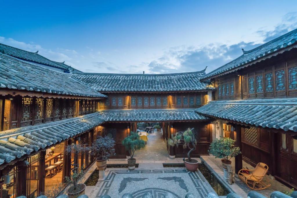 - une vue de tête sur un bâtiment avec une cour dans l'établissement Artistic-Suite, à Lijiang