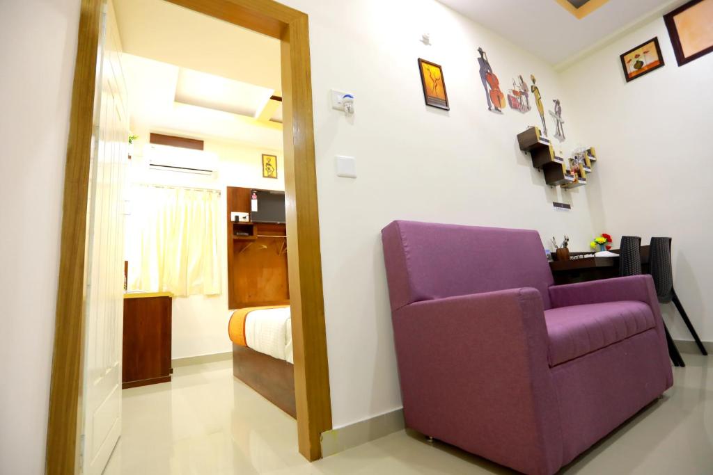 Posezení v ubytování Base9 Cochin Airport Hotel