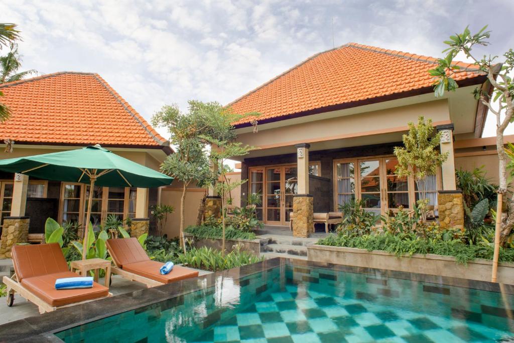 uma villa com uma piscina e uma casa em Auma Villa by Prasi em Ubud
