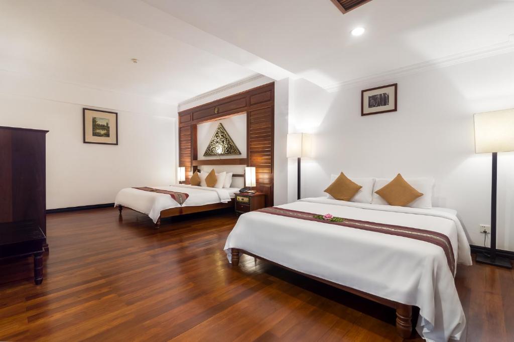 Postel nebo postele na pokoji v ubytování Kingdom Angkor Hotel