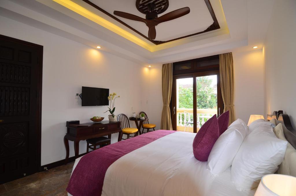 Postel nebo postele na pokoji v ubytování Hoian Central Hotel