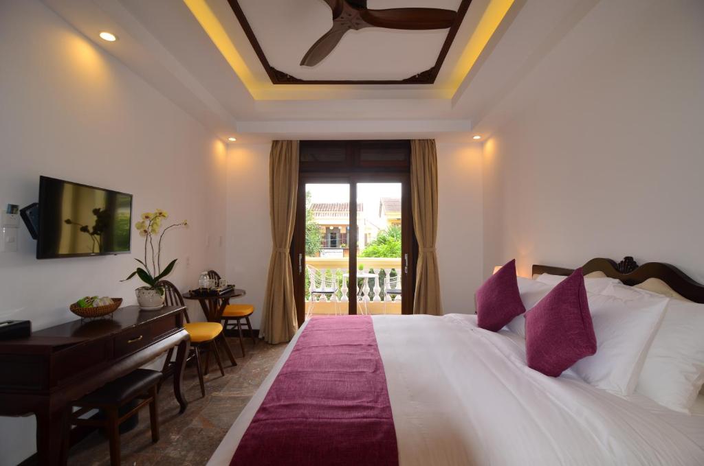 Postel nebo postele na pokoji v ubytování Hoian Central Hotel