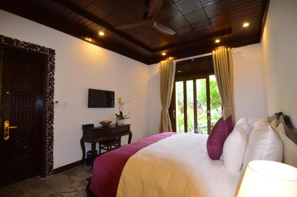 Postel nebo postele na pokoji v ubytování Hoian Central Hotel