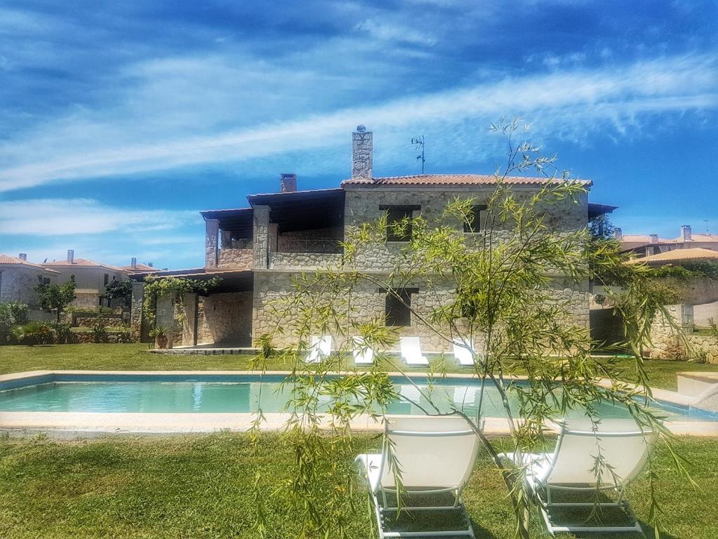 Bazén v ubytovaní Luxurious Stone House in Elani alebo v jeho blízkosti