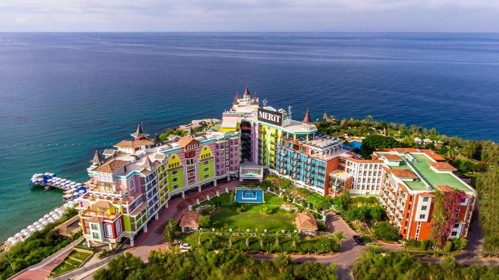 una vista aérea de un complejo cerca del océano en Merit Crystal Cove Hotel Casino & SPA, en Kyrenia
