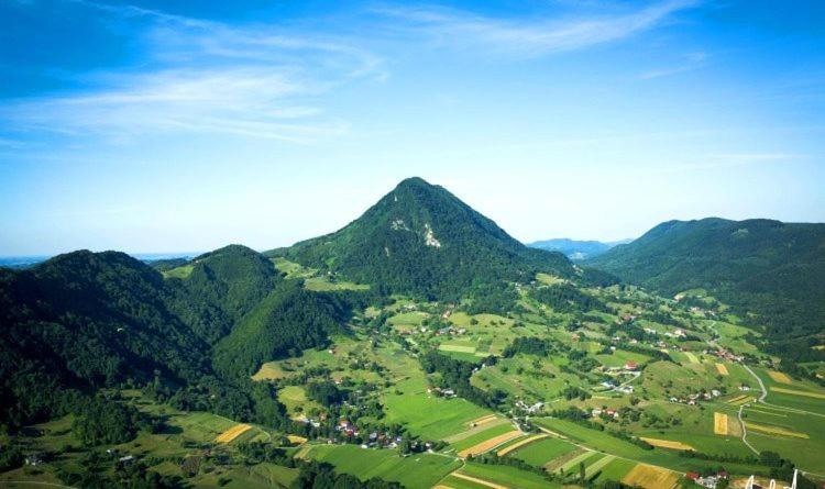 - une vue sur une montagne et une ville en face de celle-ci dans l'établissement Vacation House Donacka Gora, à Rogatec