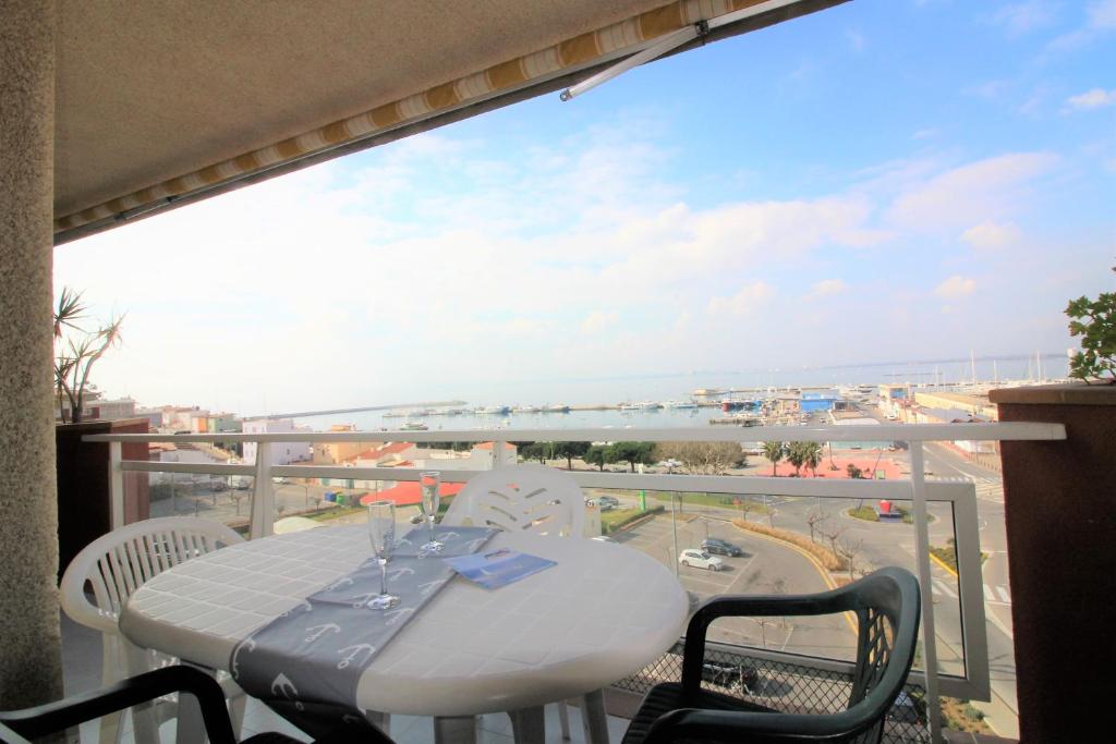 ロザスにあるGlobal Immo 2079 Rocmarの白いテーブルと椅子、景色を望むバルコニー