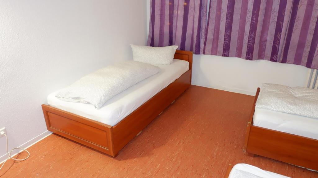 Postel nebo postele na pokoji v ubytování Hostel am Kurtti